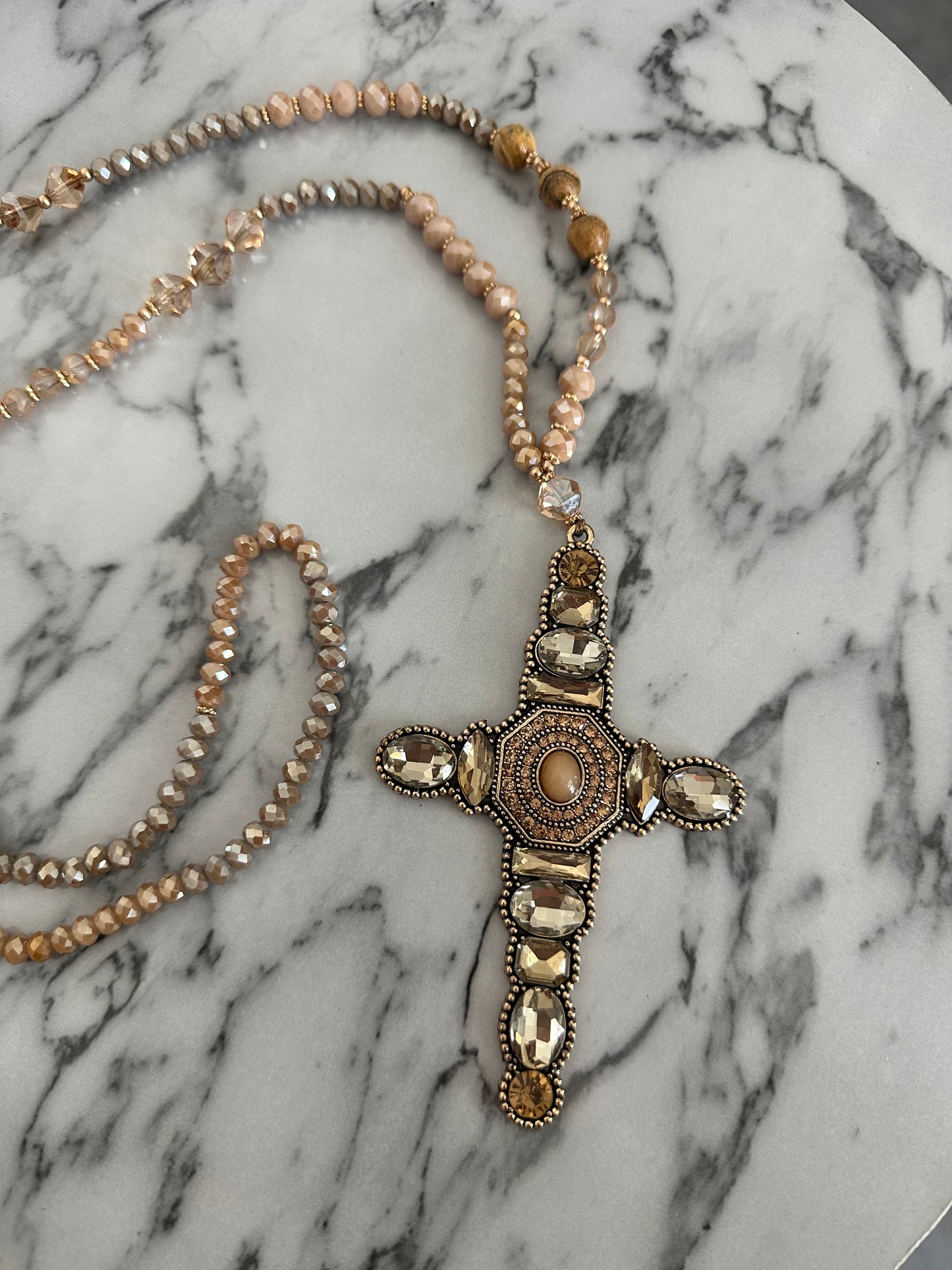 Sautoir croix marron beige