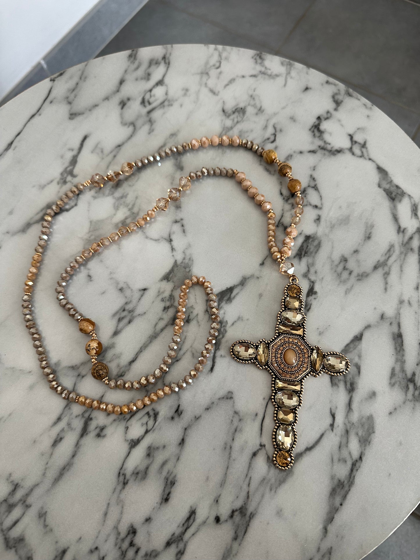 Sautoir croix marron beige