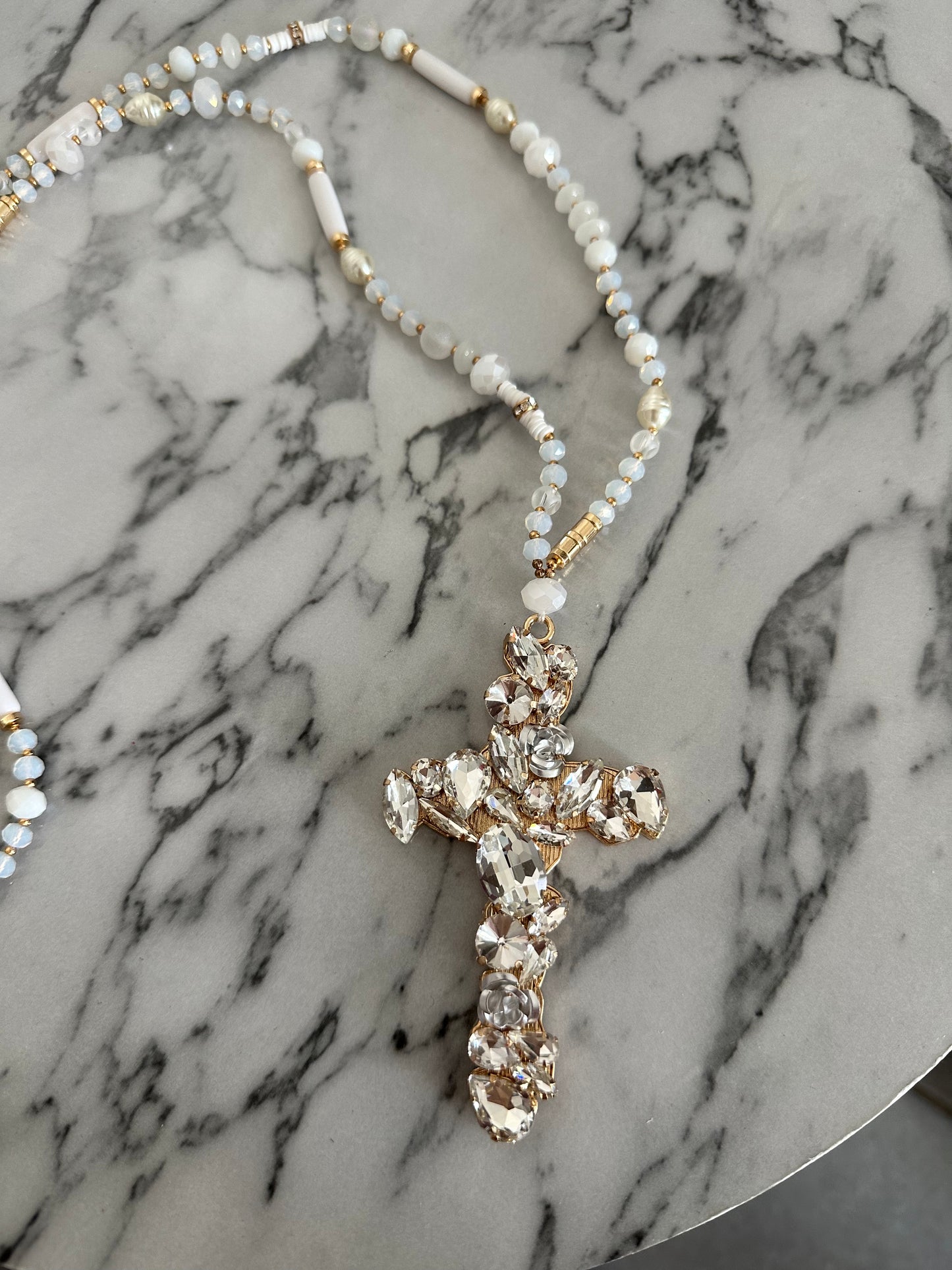 Sautoir croix blanc